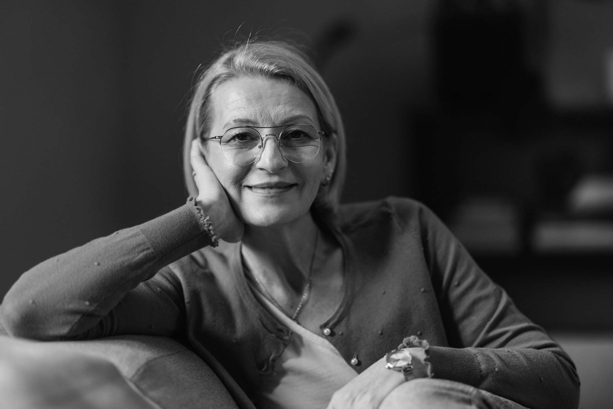 Frau mit Brille am Laptop – Optikhaus Weser